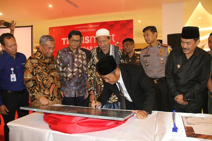 Gerai Transmart saat diresmikan langsung oleh Bupati Sidoarjo, H. Saiful Ilah, didamping oleh Wakil Bupati, ulama terkemuka KH Ali Masyhuri (Gus Ali) dan Komisaris Utama Bank Mega Syariah M Nuh.