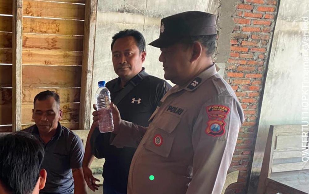 Anggota Polsek Karangjati saat menggerebek lokasi yang akan digelarnya pesta miras.