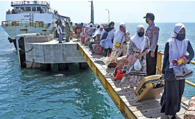 Sejumlah santri asal Pulau Madura saat kembali ke sejumlah pondok pesantren di Situbondo usai libur lebaran. foto: mursidi/ bangsaonline.com