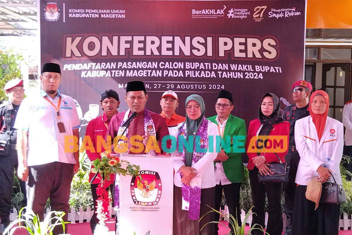 Sujatno dan Ida Yuhana Ulfa saat memberi keterangan kepada awak media di KPU Magetan. Foto: HENDRO SUHARTONO/BANGSAONLINE