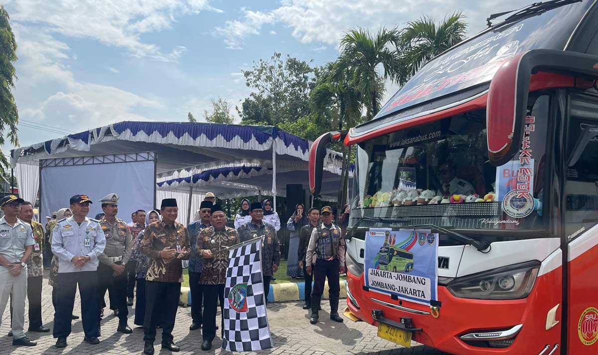 Wakil Bupati Jombang, Salmanudin Yazid, saat lepas pemudik kembali ke Jakarta.