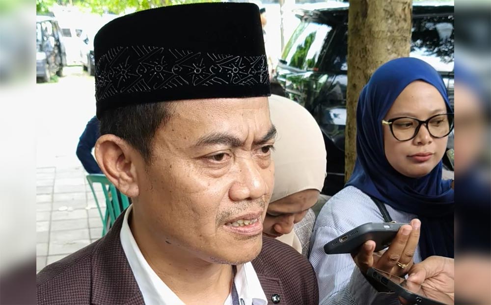 Juru Bicara Ponpes Lirboyo, H.M. Abdul Muid Shohib, yang akrab disapa Gus Muid saat memberi keterangan kepada wartawan. Foto: MUJI HARJITA/ BANGSAONLINE