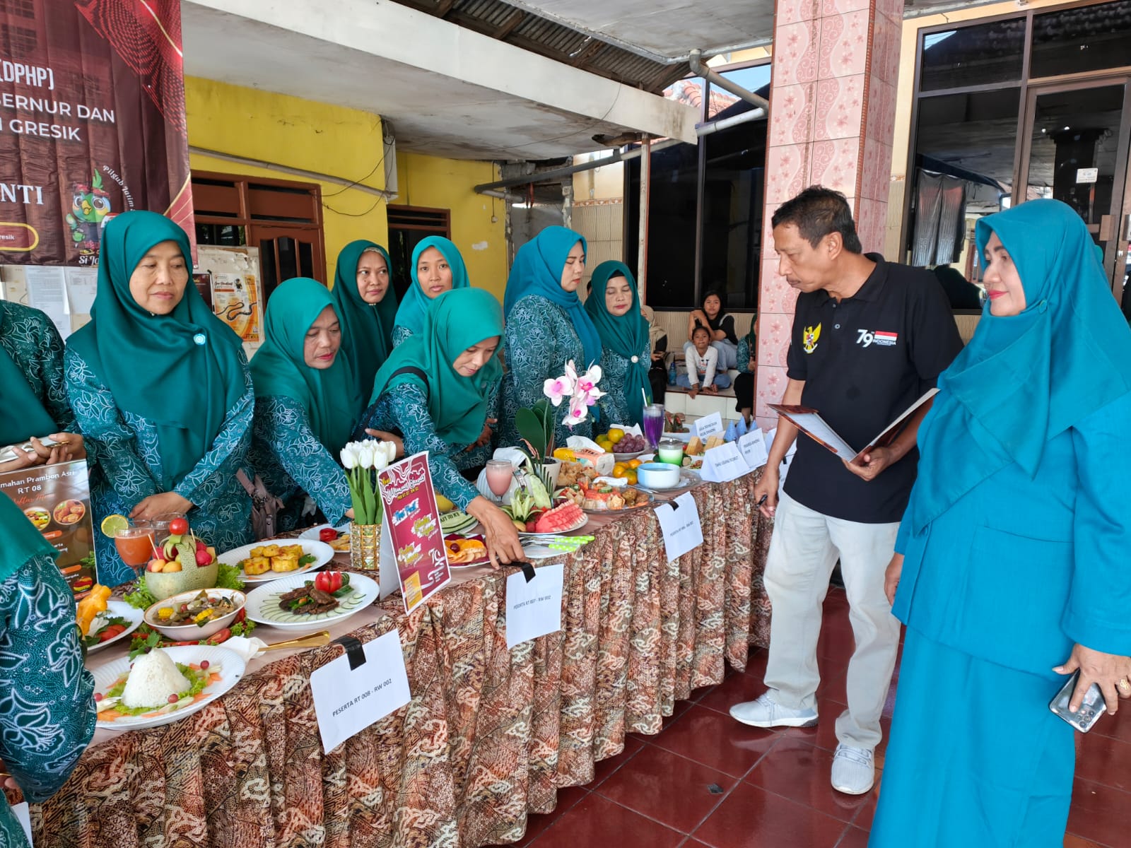 Kades Boboh Abdul Madjid dan Ketua PKK Umi Kholifah saat menjadi juri lomba sajian makan sehat. FOTO: ist.