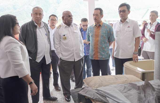 Deputi Bidang Pertambangan dan Industri Strategis Kementerian BUMN, Fajar Harry Sampurno didampingi Bupati Puncak Jaya Henock Ibo bersama Direktur Pemasaran dan Supply Chain Semen Indonesia Ahyanizzaman saat meninjau kesiapan toko pengecer semen yang ada di Kabupaten Puncak Jaya dan Wamena. 