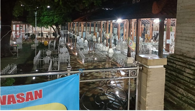 Kondisi areal makam Syekh Maulana Malik Ibrahim saat terendam banjir.  Foto: SYUHUD/ BANGSAONLINE.com
