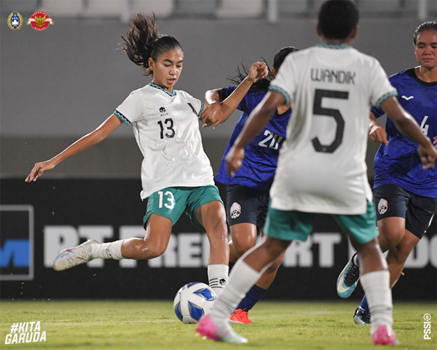 Aksi pemain Timnas U-19 Wanita saat menghadapi Kamboja.  