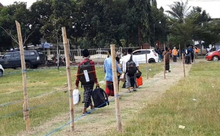 Kedatangan para santri Pondok Pesantren Lirboyo dibagi menjadi beberapa tahap, dimulai Sabtu (20/6) hari ini.