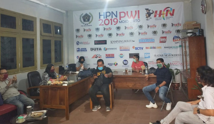 Para awak media yang tergabung dalam PWI Mojokerto ketika merumuskan pembukaan Posko Pengaduan Covid 19. foto: YUDI EP/ BANGSAONLINE