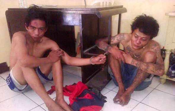 Dua jambret dengan muka babak-belur diamankan di Mapolsek Krian. Foto: catur andi/BANGSAONLINE