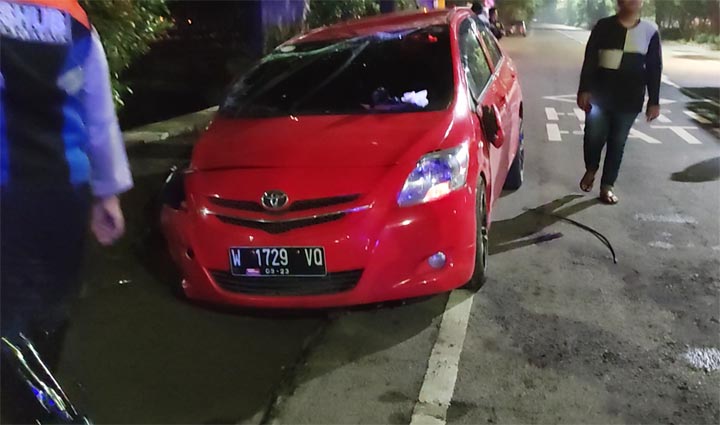 Kondisi mobil Toyota Vios yang kecelakaan di Jalan Ahmad Yani, Surabaya, usai dievakuasi, Selasa (11/2) malam.