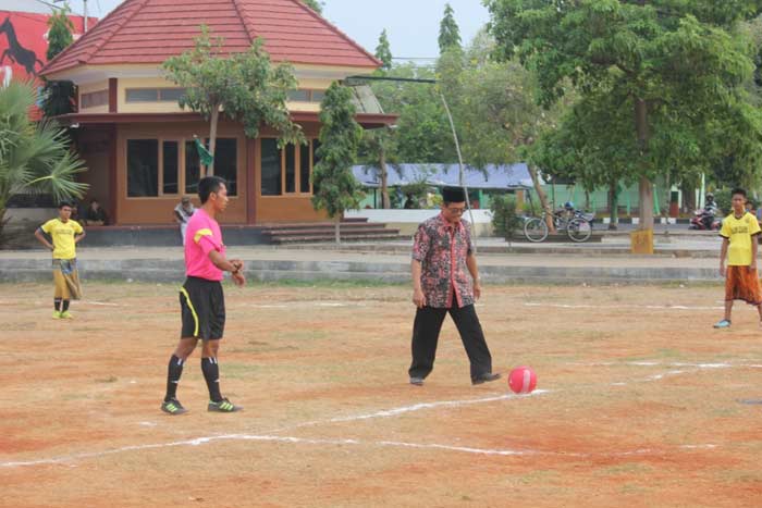 Sekretaris PCNU Tuban ketika menendang bola sebagai tanda dimulainya Sarung Soccer.