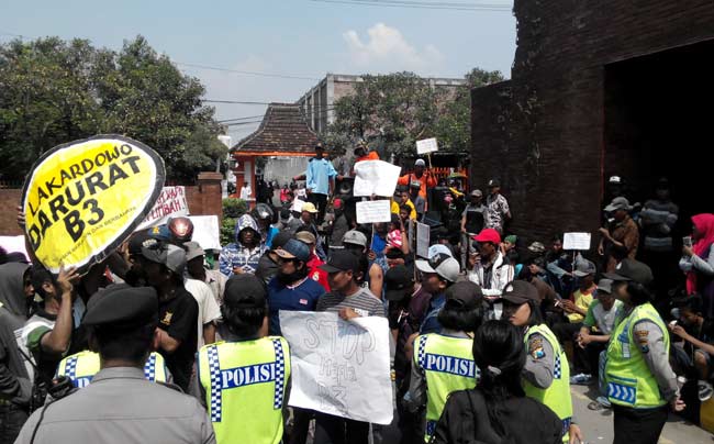 Aksi warga menuntut penutupan PT PRIA di pintu masuk kantor bupati Mojokerto. foto: yudi eko purnomo/ BANGSAONLINE
