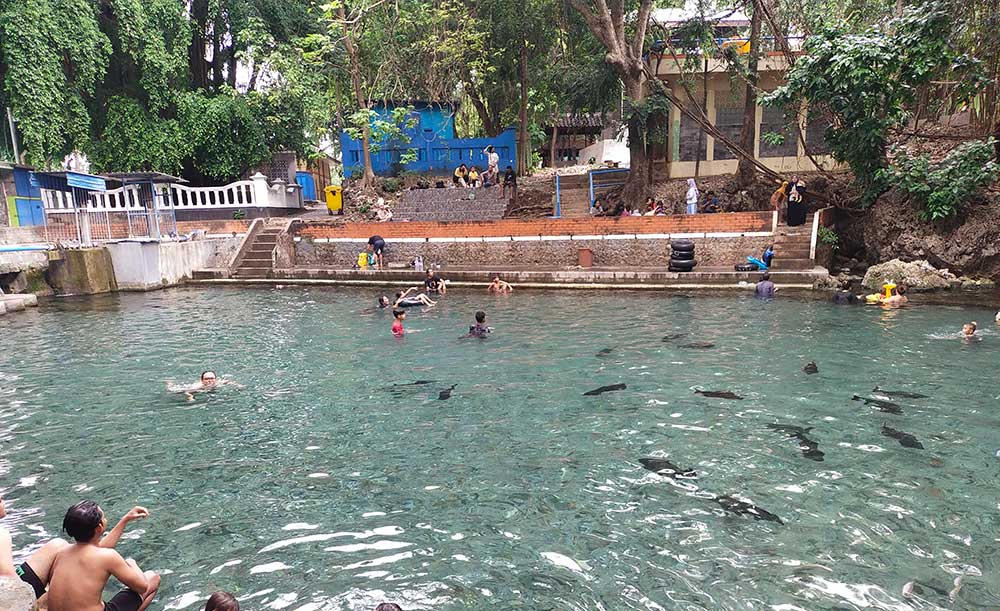 Pemandangan Wisata Air Pemandian Bektiharjo terlihat lengang meskipun pada hari libur.