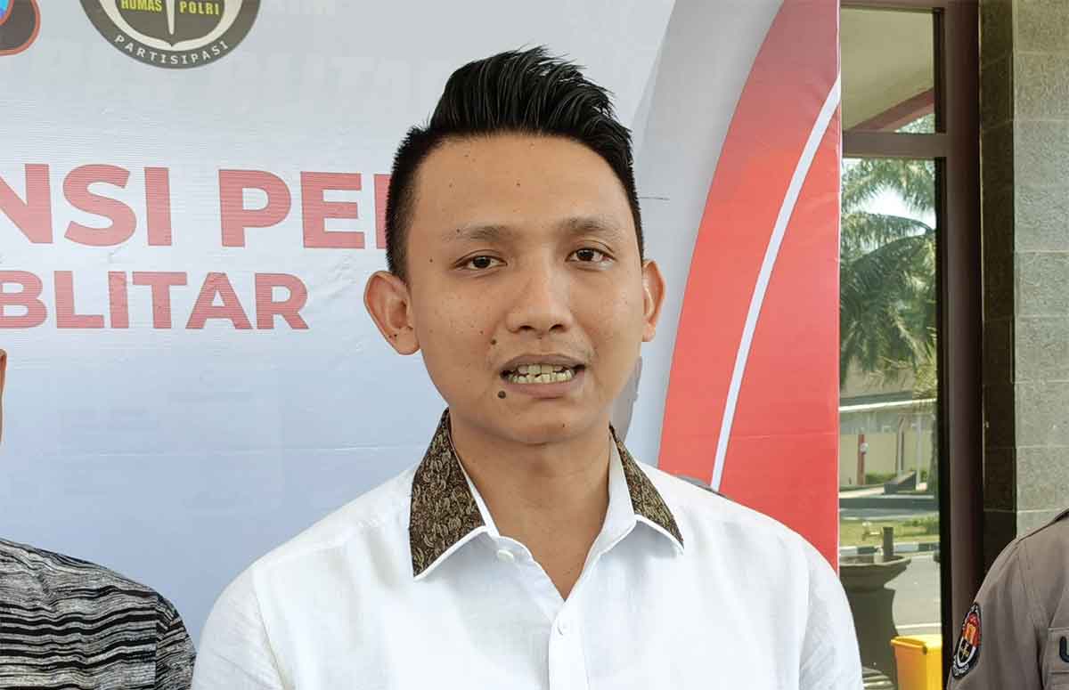 Kasatreskrim Polres Blitar, AKP Febby Pahlevi Rizal, saat memberi keterangan terkait penganiayaan santri.