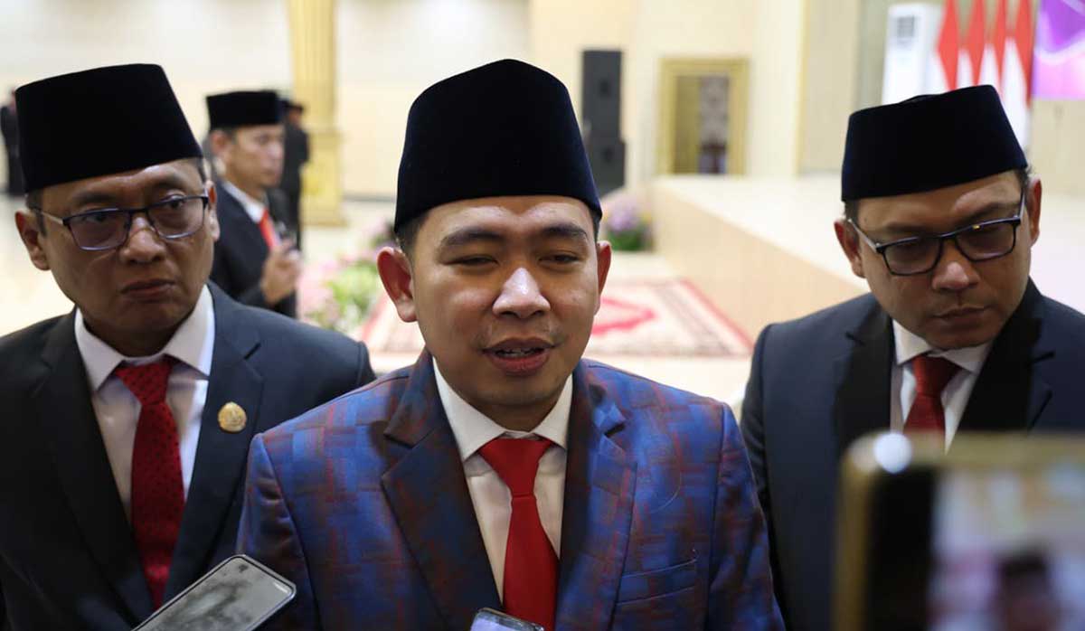 Bupati Jember saat memberi keterangan terkait skema WFH dan efisiensi energi kepada awak media.