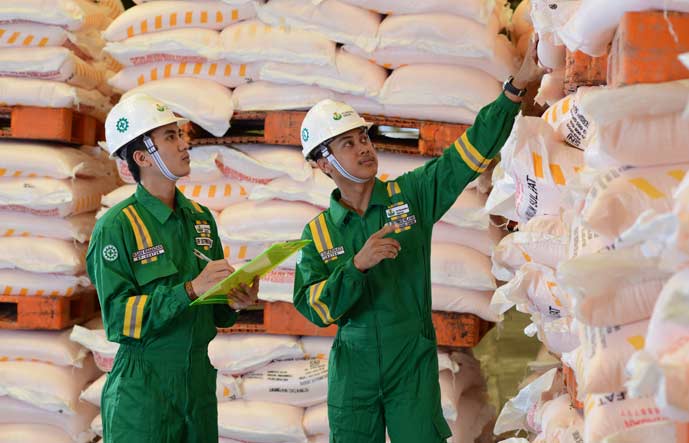 Petugas saat mengecak stok pupuk. 