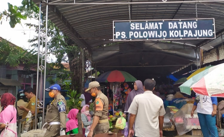 Suasana di Pasar Tradisional Kolpajung, Pamekasan. Pasar ini tetap ramai, seakan tak terpengaruh wabah Covid-19.