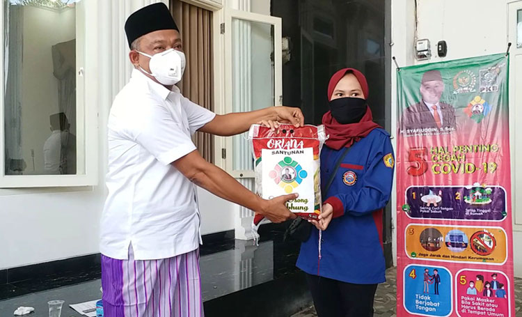 H. Syafiuddin Asmoro saat memberikan sembako secara simbolis kepada Anita, perwakilan Formaba, untuk disalurkan kepada warga terdampak wabah Covid-19, Senin (13/4).