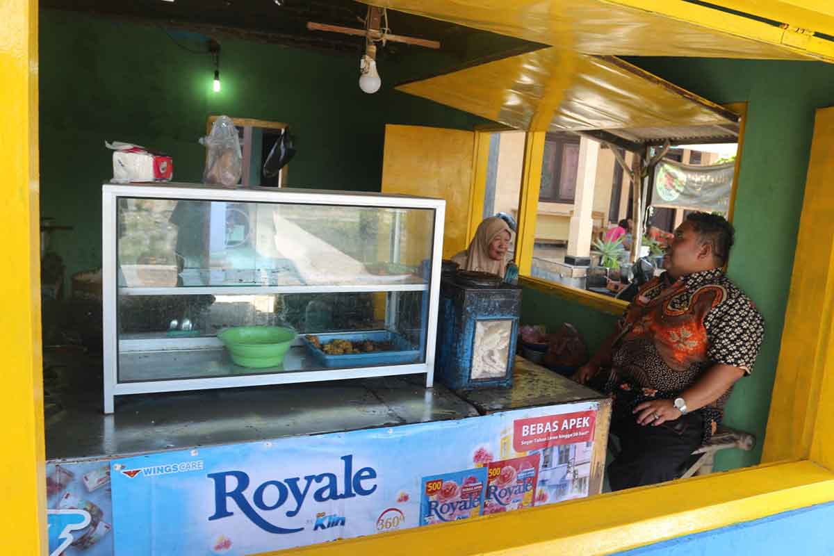 Warung milik Ngatemah, warga Desa Karangpuri Wonoayu usai direnovasi Pemkab Sidoarjo. Foto: Ist.