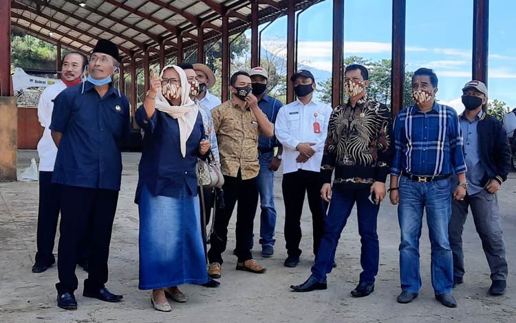 Rombongan Komisi C DPRD Kota Batu bersama Kepala DLH meninjau TPA Tlekung, Junrejo, Kota Batu, Rabu (3/6).