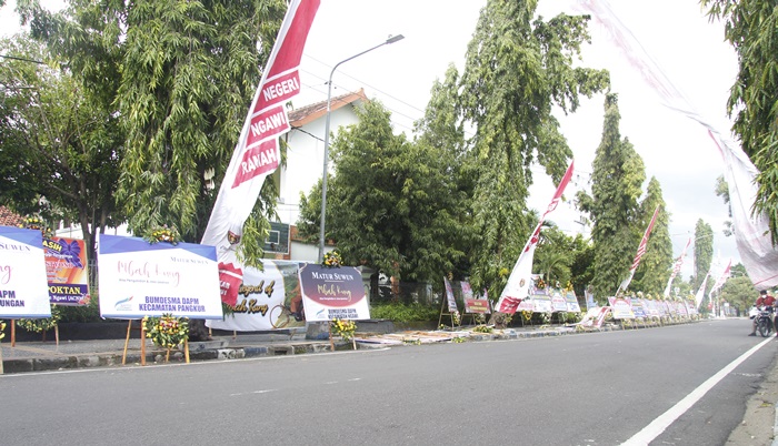 Karangan Bunga dan Banner Ucapan Terima Kasih Banjiri Pelepasan Bupati Kanang