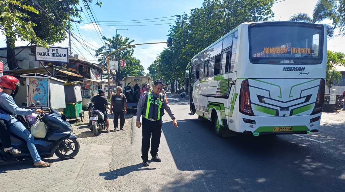 Petugas dari Polsek Krian saat menunjukkan lokasi kecelakaan.