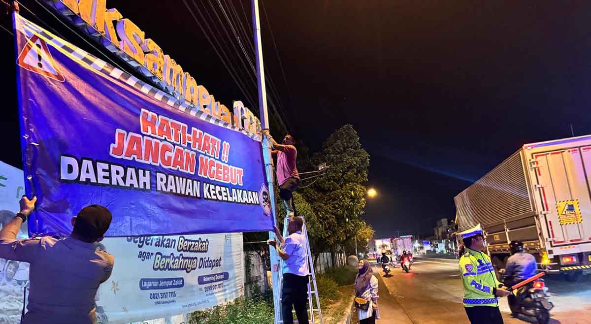 Marak Kecelakaan, Ketua Fraksi Gerindra DPRD Gresik Pasang Spanduk di Jalan Raya Duduksampeyan