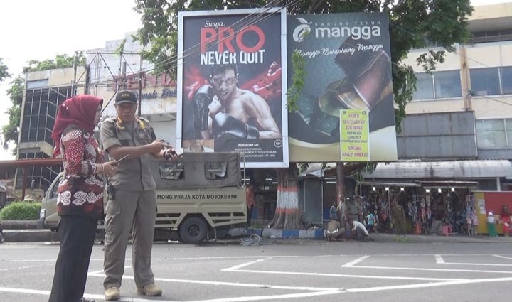 Wali Kota Mojokerto Ika Puspitasari didampingi Kepala Satpol PP Dodik Murtono saat melakukan sidak reklame awal tahun 2020.