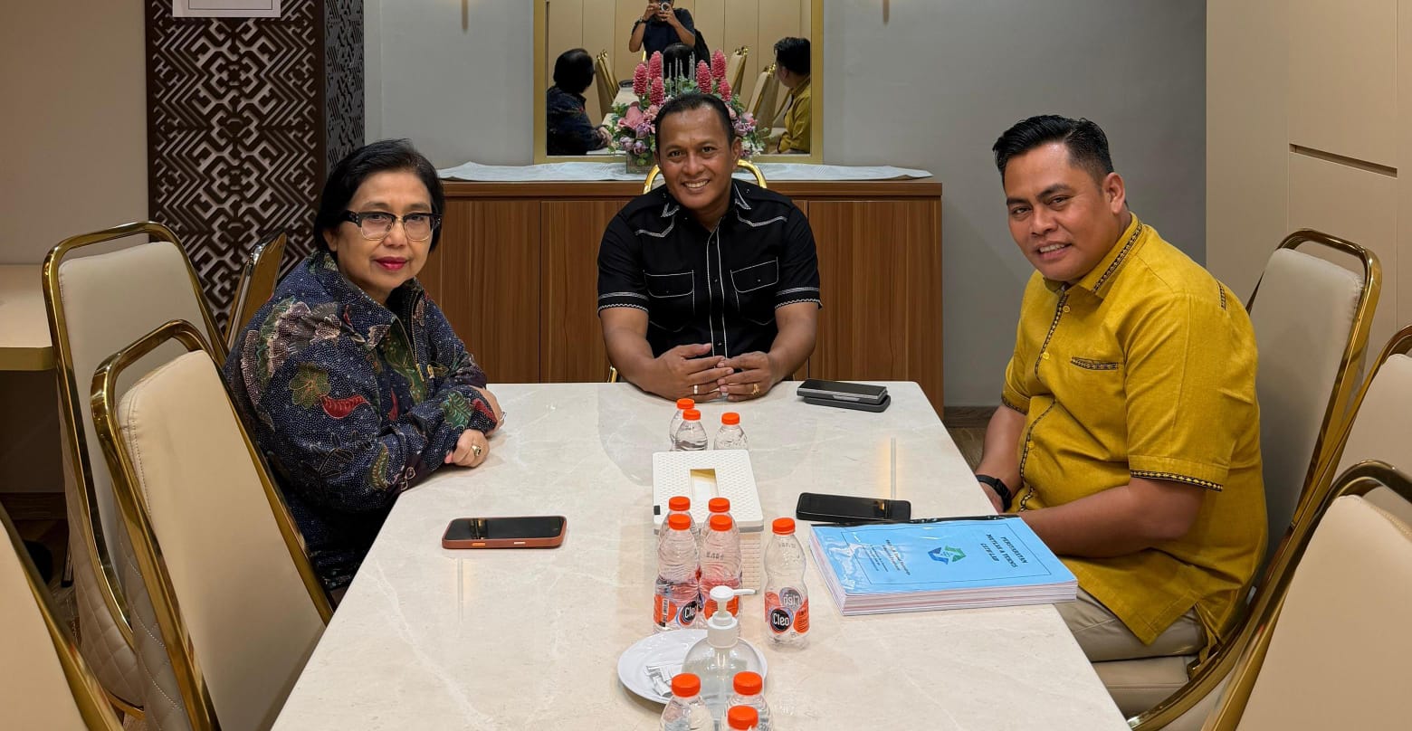  Wakil Bupati Pamekasan Sukriyanto (tengah) bersama DPRD Pamekasan Komisi V, Rosyid Fansori (kanan), bertemu langsung Anggota Komisi IX DPR RI, Irma Suryani Chaniago.  
