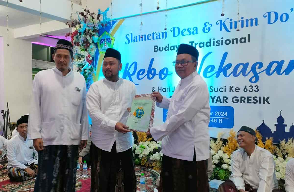 Bupati Gresik, Fandi Akhmad Yani, saat menyerahkan sertifikat TKD Suci di peringatan Rebo Wekasan. Foto: Ist