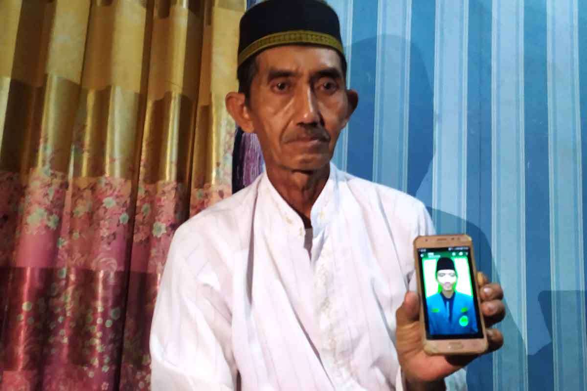 Mustain saat menunjukkan foto Imam Surowardi