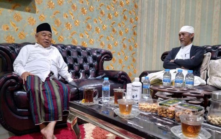 Prof. Dr. KH. Asep Saifuddin Chalim dan KH. Kafabih Mahrus Ali di ruang tamu di Guest House Institut Pesantren KH Abdul Chalim Pondok Pesantren Amanatul Ummah Pacet, Mojokerto, Selasa (4/5/2021) malam. foto: mma/ bangsaonline.com