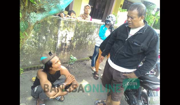 Pelaku yang diduga jambret saat diamankan setelah diamuk massa. foto: arif kurniawan/ BANGSAONLINE