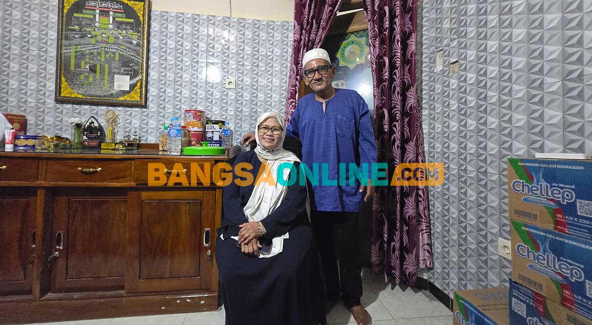 Pasutri asal Singapura yang menggelar Aqiqoh di Ponpes Ulil Albar, Kabupaten Probolinggo. Foto: ANDI SIRAJUDIN/BANGSAONLINE