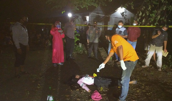 Mayat perempuan yang ditemukan tergeletak di sebuah lapangan bola voli saat akan dievakuasi petugas. (foto: Ist.)