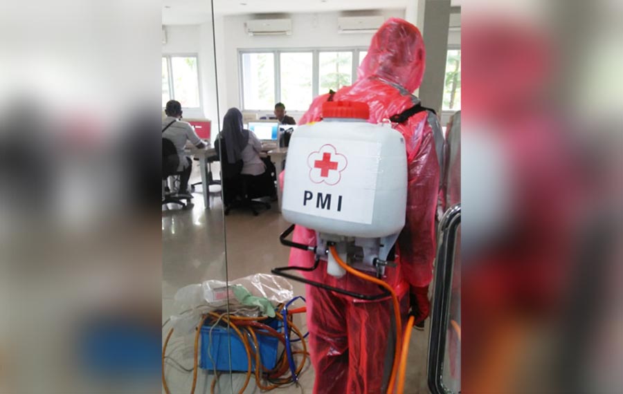 Penyemprotan disinfektan yang dilakukan PMI Sumenep di sejumlah fasilitas umum.