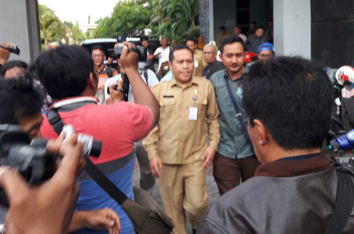 Plt Kepala BPPKAD M. Muktar digelandang petugas dalam OTT yang dilakukan Kejaksaan Negeri Gresik, 14 Januari silam.