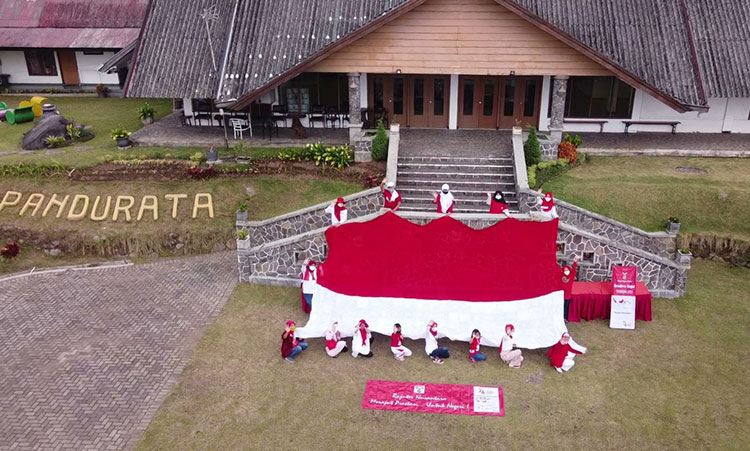 Bendera Merah Putih Terbesar dari Rangkaian Rajut Pertama di Indonesia dalam Kategori Seni dan Budaya. Dengan ukuran 4 meter x 6 meter dan berat hingga 50 kg yang dikerjakan oleh total 350 peserta dan dibentangkan oleh perwakilan para Rajuters Nusantara di Pandurata, Prigen, Jawa Timur. (foto: ist)