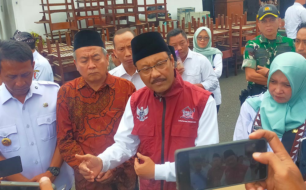 Mensos Saifullah Yusuf memberikan keterangan kepada wartawan usai sosialisasi DTSEN kepada kades di Bojonegoro.