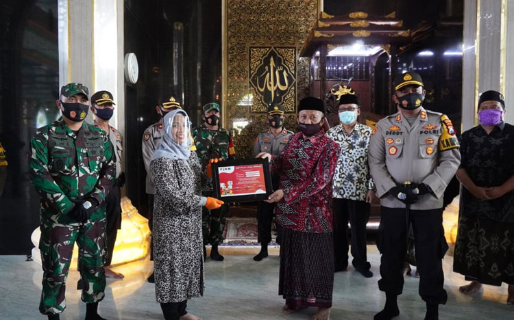 Wali Kota Mojokerto Ika Puspitasari bersama Kapolres dan Dandim saat meresmikan rumah ibadah tangguh.