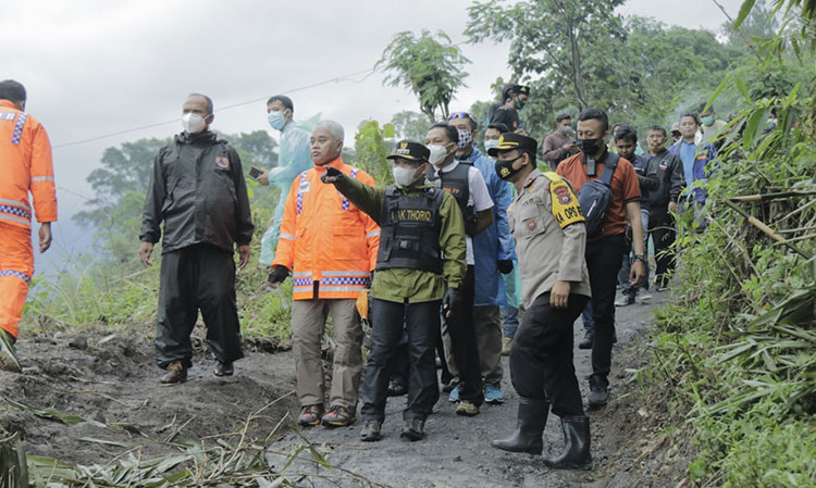 Bupati Lumajang bersama jajaran terkait memantau kondisi terkini lokasi yang akan dibangun pos pantau. (foto: ist)