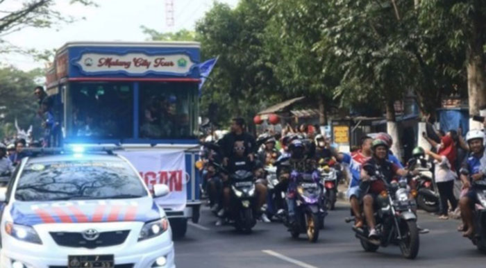 Suporter saat menyambut kedatangan Arema FC usai menjuarai Piala Presiden 2022.