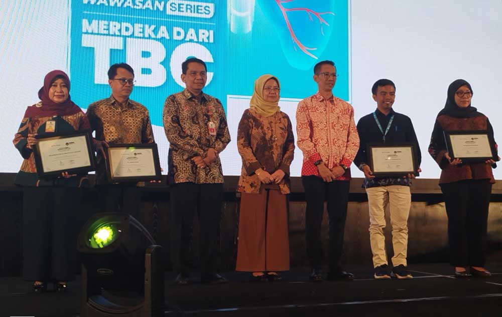 Senior Manager General Affairs PT Smelting Saptohadi Prayetno (dua dari kiri) bersama Asisten Deputi Pengendalian dan Penanggulangan Penyakit Kemenko PMK, Nancy Dian Anggraeni, dan para penerima penghargaan. Foto: Ist.