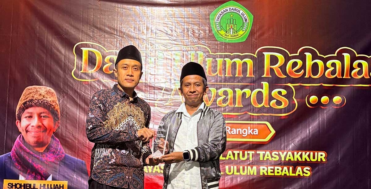 Penerima penghargaan dalam Darul Ulum Rebalas Awards.