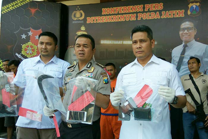 Petugas menunjukkan sejumlah barang bukti.