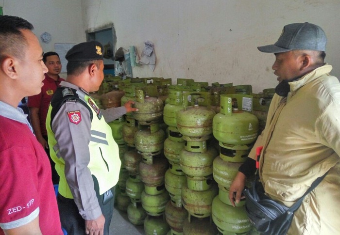 Petugas saat mengecek LPG 3 Kg.