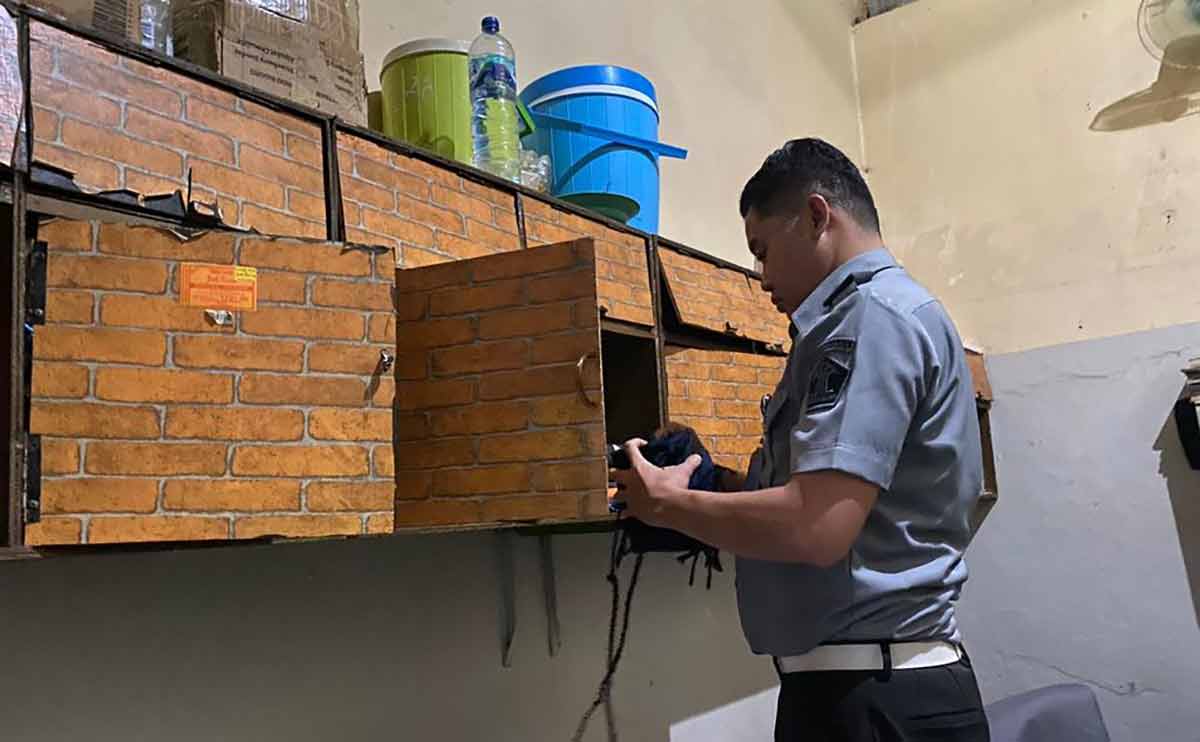 Petugas Lapas Sidoarjo saat menggeledah kamar warga binaan.