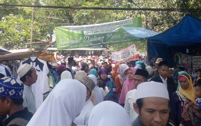 Para peziarah yang menghadiri haul masyayikh Ponpes Langitan. foto: GUNAWAN/ BANGSAONLINE