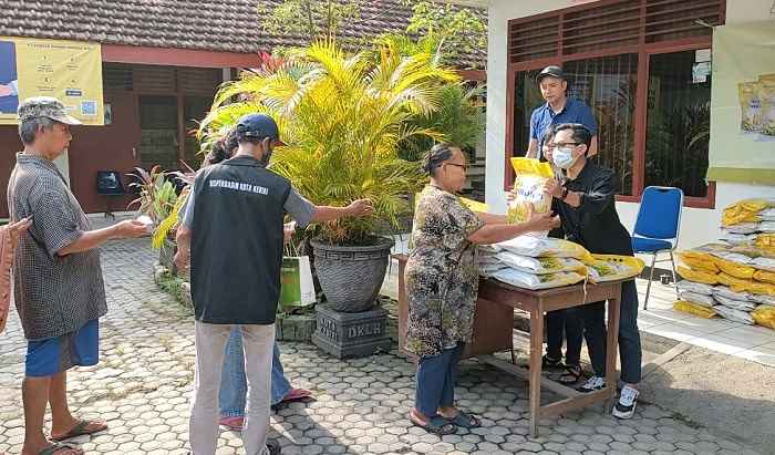 Petugas saat melayani seorang ibu yang membeli beras saat operasi pasar di Kecamatan Kota. Foto: MUJI HARJITA/ BANGSAONLINE