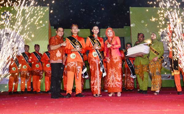 Launching batik untuk PNS oleh Bunda Ita dan Bupati Nganjuk yang dinilai terburu-buru. foto: BANGSAONLINE